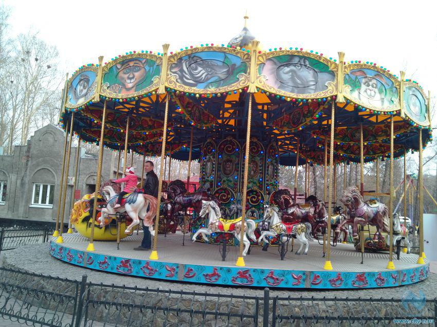 карусель с лошадками своими руками. аттракцион карусель джунгли детская. цепочная карусель. карусель аттракцион. дети на карусели.