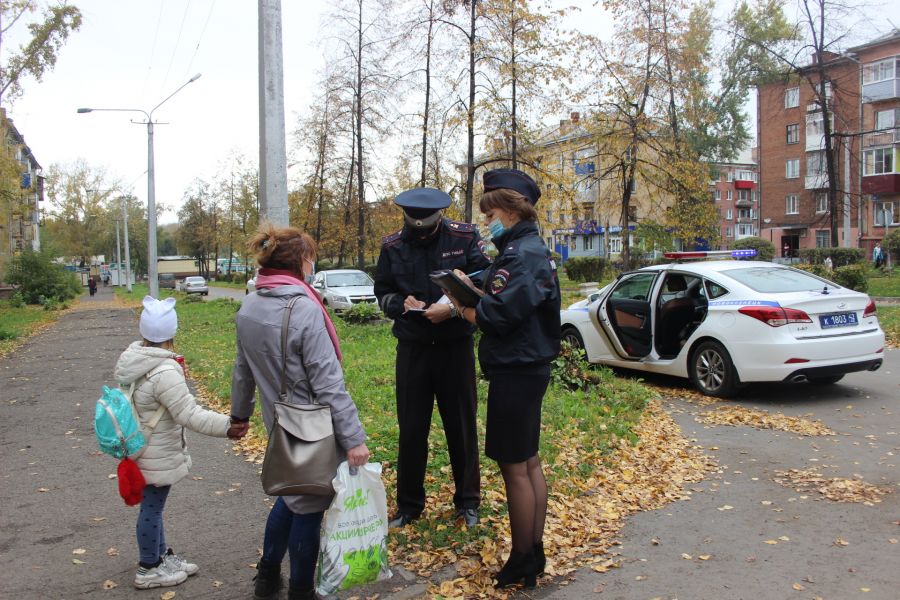 Если гаишник требует остановиться в неположенном месте