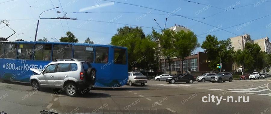 В новокузнецком районе полицейские устанавливают обстоятельства дтп с участием автобуса