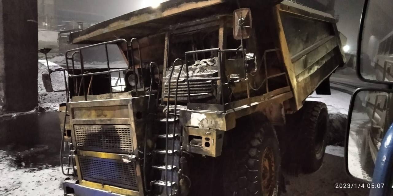 горящий белаз. бачатский аварии белаз. сгорел белаз.