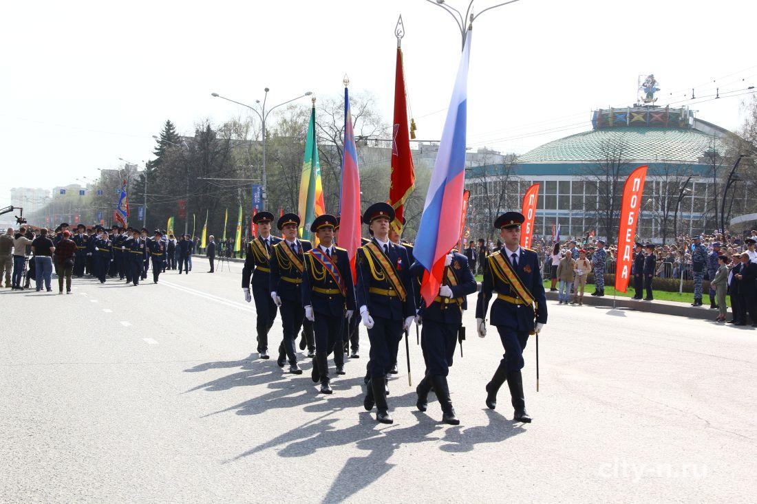 парад 9 мая в екатеринбурге 2021. парады открытия прикладной спорт. пгт черноморский празднование 9 мая 2010 на стадионе. марш с флагом. парад победы екатеринбург.