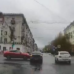 В Новокузнецке Haval протаранил два автомобиля, проехав на «красный» (ВИДЕО МОМЕНТА ДТП) В Новокузнецке Haval протаранил два автомобиля, проехав на «красный» (ВИДЕО МОМЕНТА ДТП)