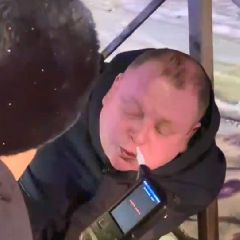 Кузбасским госавтоинспекторам пришлось будить пьяного водителя, уснувшего за рулём (ФОТО, ВИДЕО) Кузбасским госавтоинспекторам пришлось будить пьяного водителя, уснувшего за рулём (ФОТО, ВИДЕО)