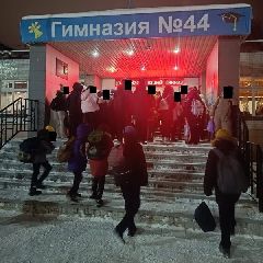 Новокузнецкие школьники стоят в очереди, чтобы попасть на занятия в гимназию №44 (ФОТО) Новокузнецкие школьники стоят в очереди, чтобы попасть на занятия в гимназию №44 (ФОТО)