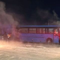 Синий пассажирский автобус загорелся на кузбасской трассе (ФОТО) Синий пассажирский автобус загорелся на кузбасской трассе (ФОТО)