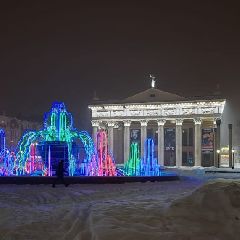 В Новокузнецке мужчина справил нужду на крыше драмтеатра, и это попало в Сеть и заинтересовало полицию В Новокузнецке мужчина справил нужду на крыше драмтеатра, и это попало в Сеть и заинтересовало полицию