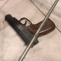 В Кузбассе неудачливый магазинный вор пугал пистолетом продавцов и охранников торговой точки (ФОТО) В Кузбассе неудачливый магазинный вор пугал пистолетом продавцов и охранников торговой точки (ФОТО)