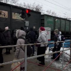 Из-за медленного грузового поезда жители Запсиба пропустили три автобуса №345 (ВИДЕО) Из-за медленного грузового поезда жители Запсиба пропустили три автобуса №345 (ВИДЕО)