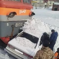 В Кузбассе грузовой поезд снёс автомобиль на железнодорожном переезде (ФОТО) В Кузбассе грузовой поезд снёс автомобиль на железнодорожном переезде (ФОТО)