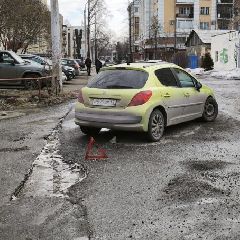 В Новокузнецке у автомобиля, попавшего в дорожную яму, колёса разъехались в разные стороны (ФОТО) В Новокузнецке у автомобиля, попавшего в дорожную яму, колёса разъехались в разные стороны (ФОТО)