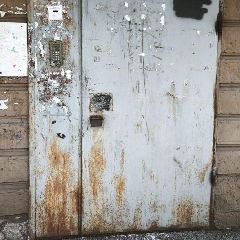 В Новокузнецке пьяная жительница Запсиба при помощи тяпки пыталась открыть дверь подъезда В Новокузнецке пьяная жительница Запсиба при помощи тяпки пыталась открыть дверь подъезда